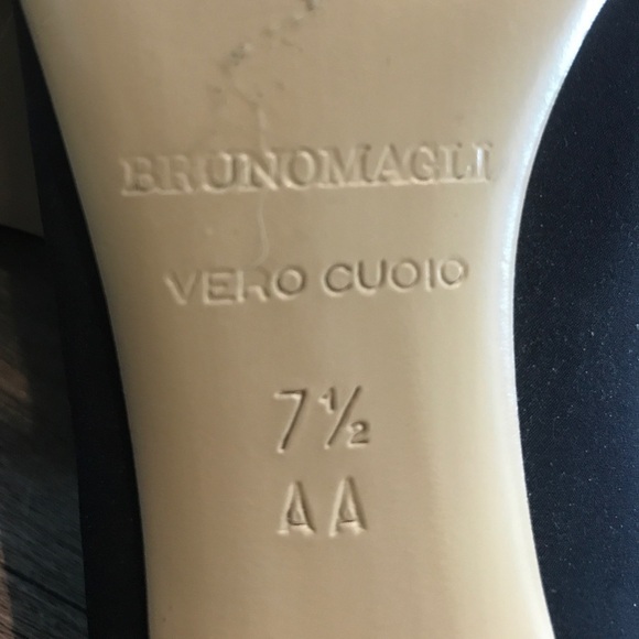 Bruno Magli navy shoes. - Picture 5 of 7